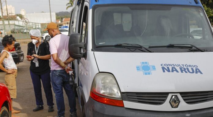 Representantes da Secretaria de Saúde do Distrito Federal (SES) entregaram os kits de uniforme às equipes de saúde do Consultório na Rua nessa semana.