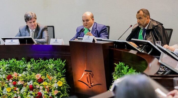 Ibaneis foi homenageado durante a sessão especial de entrega das honrarias que reconheceu autoridades e servidores que atuam em defesa dos recursos públicos. A solenidade faz parte das atividades em alusão aos 63 anos do TCDF.