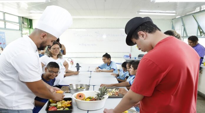 Na primeira semana do projeto, as crianças aprenderam, de forma lúdica, a preparar uma salada de frutas, sob a orientação do chef e com o auxílio dos professores.