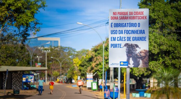 A medida se deu em cumprimento à Lei Distrital nº 2095/1998. Estão sendo instaladas placas ilustrativas em vários pontos de destaque para conscientizar os visitantes acerca da regulamentação vigente.