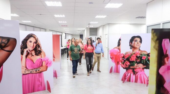 Exposição fotográfica celebra mulheres que enfrentaram o câncer de mama