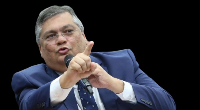 O ministro mais durão do governo Lula resolveu chutar o pau da barraca e não compareceu, mesmo na condição de convocado, na à Comissão de Segurança Pública e Combate ao Crime Organizado. Flavio Dino deixou claro que só irá à Comissão Geral em plenário, caso a presidência da Casa aceite.