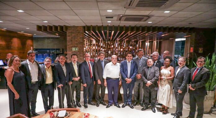 Governador participa de jantar de 35 anos do Sindilegis