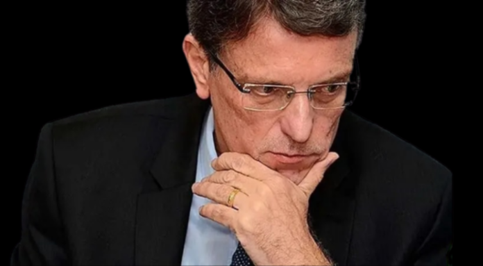 O blogueiro Hélio Doyle não se cansa de meter os “pés pelas mãos