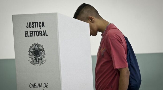 Houve problema no sistema de totalização, mas a apuração segue e não irá prejudicar o resultado, segundo o Ministério Público do Distrito Federal. Os resultado final oficial dos candidatos eleitos e o quantitativo de eleitores votantes deve ser divulgado nesta segunda-feira, 2 de outubro.