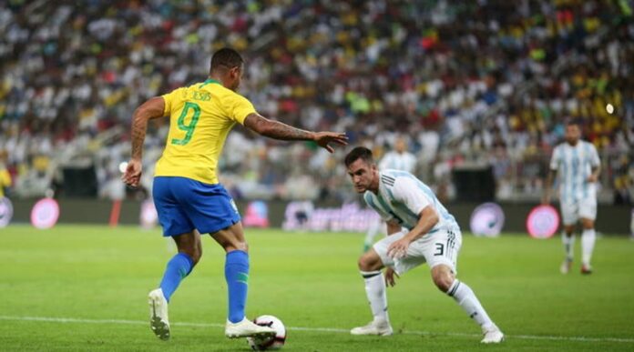 O técnico Fernando Diniz, conhecido por seu estilo de jogo ofensivo e valorização da posse de bola, espera que mudanças com Gabriel de Jesus e Carlos Augusto tragam mais equilíbrio e eficiência à equipe brasileira.