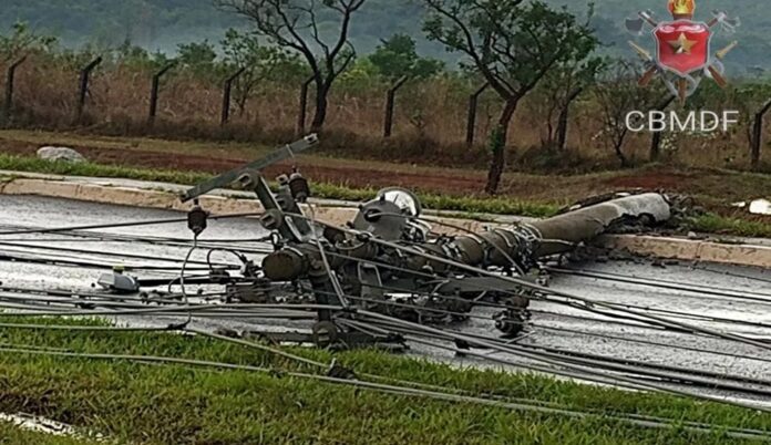 Em Sobradinho, por exemplo, há postes caídos desde o último domingo(29). São quase três quilômetros de fios de alta e baixa tensão espalhados pelo chão, representando uma ameaça para quem passa pelo canteiro central da avenida.