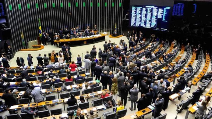 Inicialmente, a proposta contemplava apenas a liberação de recursos para os ministérios, mas a pressão dos governadores e prefeitos fez com que o governo incluísse um montante de R$ 15 bilhões destinados especificamente aos estados, Distrito Federal e municípios.