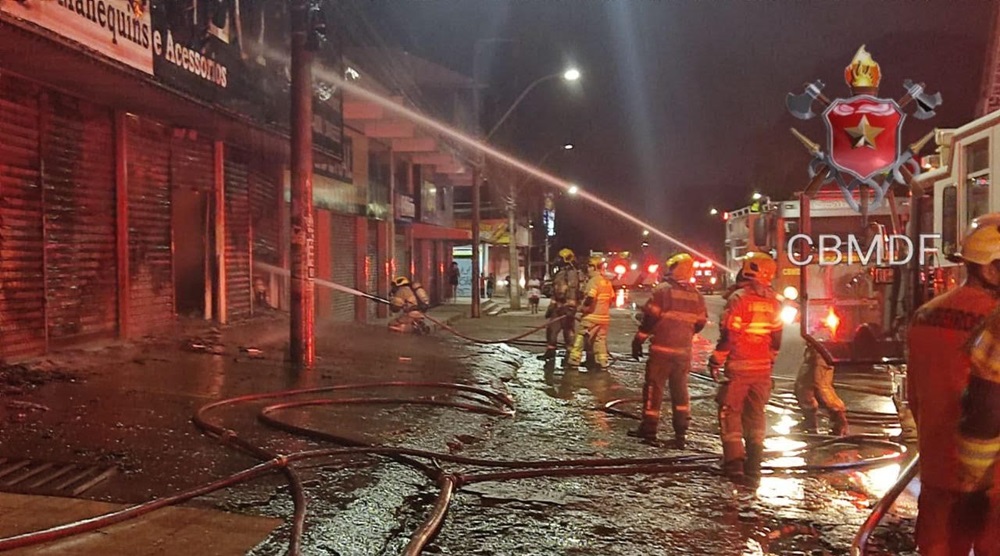 Incêndio atinge lojas e destrói 15 carros em Taguatinga, no DF