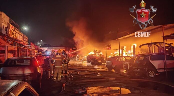 No local, a fumaça densa e as chamas já consumiam os veículos que se encontravam estacionados nas lojas da região.