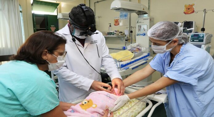 Novembro Roxo ações orientam sobre cuidados com bebês prematuros