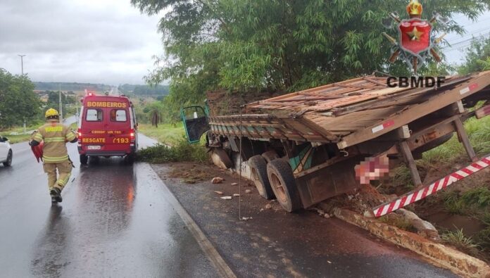 O motorista, um homem de 46 anos, afirmou sentir dor no braço esquerdo. Os bombeiros  atenderam ao chamado e o conduziram para o Hospital Regional de Planaltina-DF, onde recebeu atendimento médico.