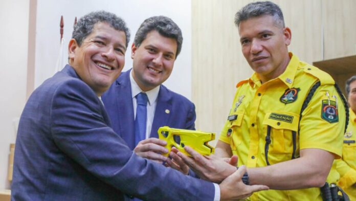 O secretário de Segurança Pública Sandro Avelar e o deputados distrital Eduardo Pedrosa fazem a entrega dos novos equipamentos de segurança aos agentes do Detran do Distrito Federal em solenidade ocorrida ontem (07).