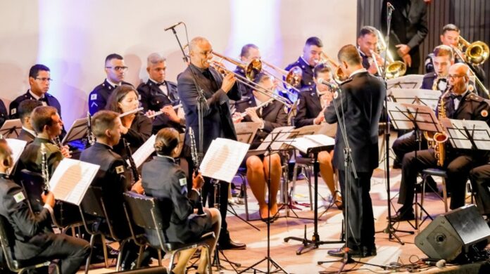 O projeto de lei, apresentado pelo deputado Roosevelt Vilela na Câmara Legislativa, busca reconhecer a relevância histórica e cultural da banda, que há décadas encanta e emociona os brasilienses.