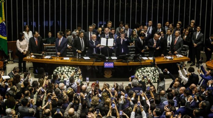 Congresso Nacional promulga marco histórico que substitui cinco tributos e moderniza sistema de impostos do país.