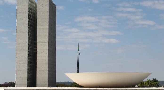 Câmara aprova auxílio para alunos de baixa renda do ensino médio