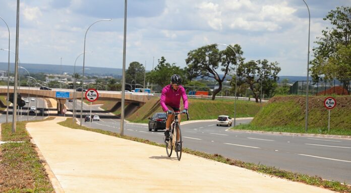 DF encerra 2023 com quase 700 km de malha cicloviária