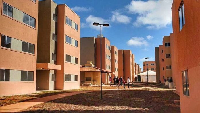 O Condomínio Parque do Riacho 04 deverá indenizar a ex-moradora pelos danos morais sofridos, referentes à proibição injustificada de sua entrada no residencial enquanto retirava seus bens do imóvel.
