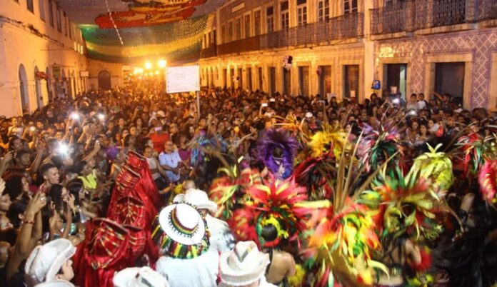 A história do Bumba-meu-Boi no Maranhão é marcada por uma luta persistente contra a discriminação. Desde tempos passados, essa expressão cultural, rica e vibrante, foi alvo de proibições e preconceitos. Nos tempos atuais, o maior símbolo da resistência cultural do povo maranhense continua tendo como o seu maior algoz, o Estado