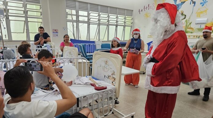 Policiais militares voluntários estiveram no hospital levando alegria através da figura do Papai Noel. Todos os pequenos pacientes foram presenteados. Muitos deles ficaram extremamente surpresos com a visita.