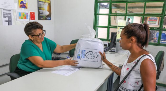 Programa Bolsa Maternidade entrega mais de 6 mil enxovais para mães do DF