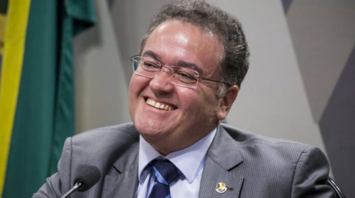 Nessa celebração da promulgação, as homenagens e reconhecimento a Roberto Rocha ecoaram nos discursos, evidenciando não apenas a reforma em si, mas a dedicação e empenho de um político que trabalhou incansavelmente pelo progresso do país e do Maranhão.