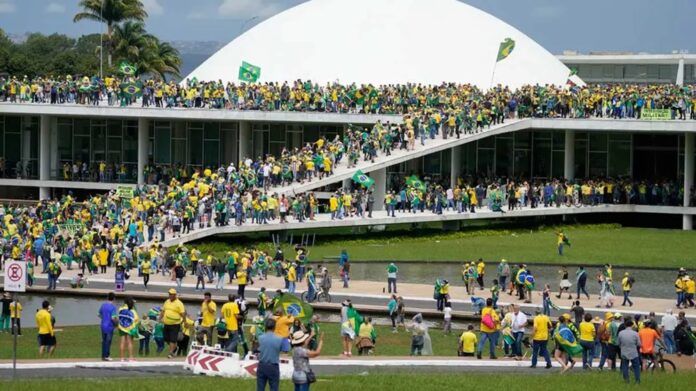 No próximo dia 8 de janeiro, um evento institucional no Senado, vai reunir chefes de Poderes e governadores visando reforçar compromissos com a preservação democrática brasileira. As forças de Segurança do DF já estão em estado de alerta, com medidas rigorosas para garantir a segurança durante um encontro. Saiba por quê.