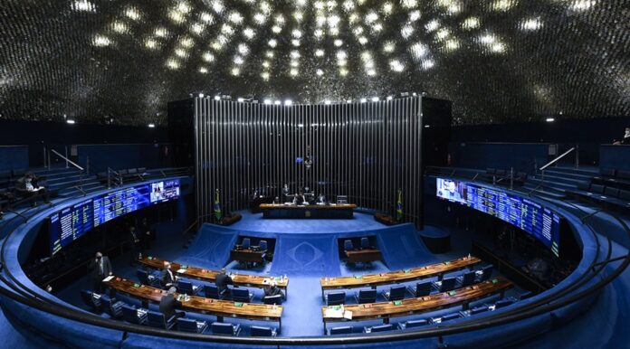 Duas dezenas de candidatos devem se enfrentar na disputa pelas duas vagas no Senado da República em 2026. A movimentação dos novos aspirantes obriga os atuais ocupantes a repensarem suas estratégias para continuar na cena politica brasiliense.