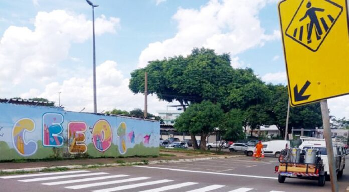Equipes renovam pinturas de faixas de trânsito em todo o Distrito Federal