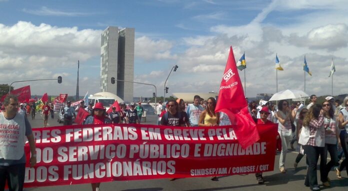 A greve de vários setores do serviço público devido ao não reajuste salarial  e que já foi minimizada pelo presidente Lula, como 