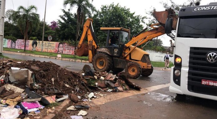 Luta contra a dengue terá multa para quem descarta lixo de forma irregular