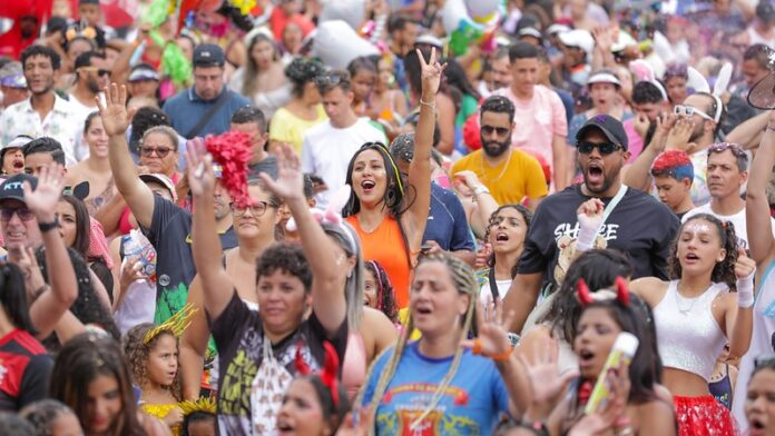 A expectativa é que a programação do Carnaval atraia mais de 1,7 milhão de pessoas para as ruas durante o feriadão e o pós-Carnaval.