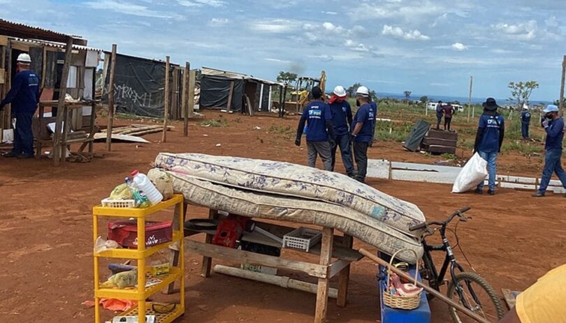 Os grileiros se reinventam para grilar terras em Brasília, utilizando famílias em situação de vulnerabilidade, oriundas de outros estados, para ocupar lotes públicos no DF. Políticos ingênuos e outros nem tanto assim reagem contra o governo, como foi o caso da desocupação da área no Setor Noroeste.