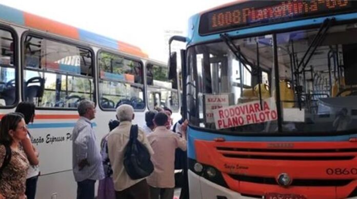 Enfrentando o terceiro aumento em um ano, trabalhadores residentes nos municípios goianos da região do Entorno veem o transporte engolir um terço do salário mínimo. Entre disputas políticas e ausência de subsídios, o direito de ir e vir fica cada vez mais caro e sem solução.