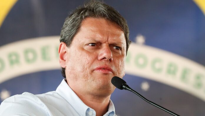 A decisão do governador de São Paulo de demitir o major da reserva do Exército, por seu envolvimento na tentativa de golpe de 8 de janeiro de 2023, demonstra uma postura firme contra atos antidemocráticos. 