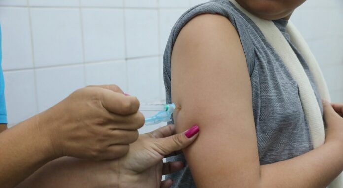 Apenas 32% do público-alvo tomaram a vacina contra a dengue no DF
