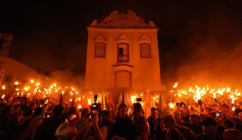 A manifestação religiosa, que perdura há 279 anos, foi acompanhada pelo governador Ronaldo Caiado e pela coordenadora do Goiás Social, primeira-dama Gracinha Caiado, ao lado de cerca de 20 mil pessoas, entre fiéis, turistas e moradores locais.