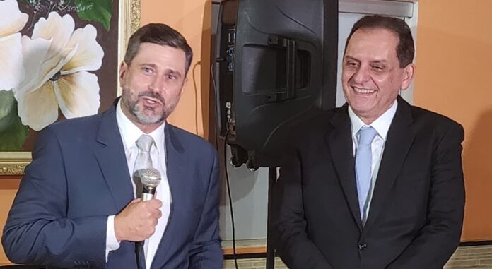 Ao lado do ministro do STJ, Reinaldo Fonseca, o desembargador Pablo Zuniga agradeceu a homenagem recebida pela comunidade jurídica maranhense presente ao evento.