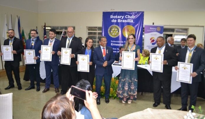A cerimônia de posse dos novos membros do Rotary Club de Brasília contou com a presença de várias autoridades de destaque do Distrito Federal. O evento destacou-se pela celebração do legado de Ernesto Silva e dos valores rotários.