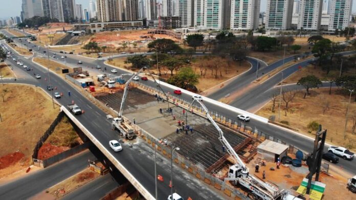 O DER-DF, sob o comando de Fauzi Nacfur Junior, nestes seis anos do governo Ibaneis, superou os volumes de obras dos dez anos anteriores, focando na modernização da infraestrutura como resposta às demandas dos cidadãos de Brasília.