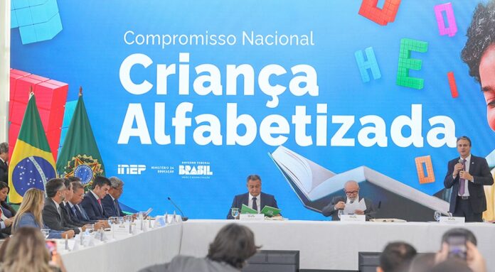 DF firma compromisso nacional de meta de alfabetização até 2030