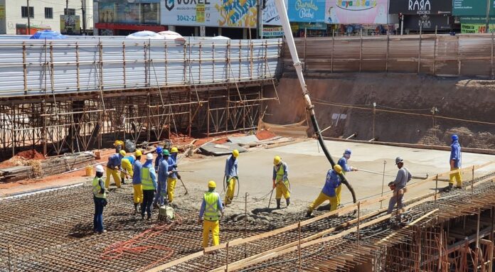 Duas mil obras públicas geraram 60 mil empregos no DF desde 2019