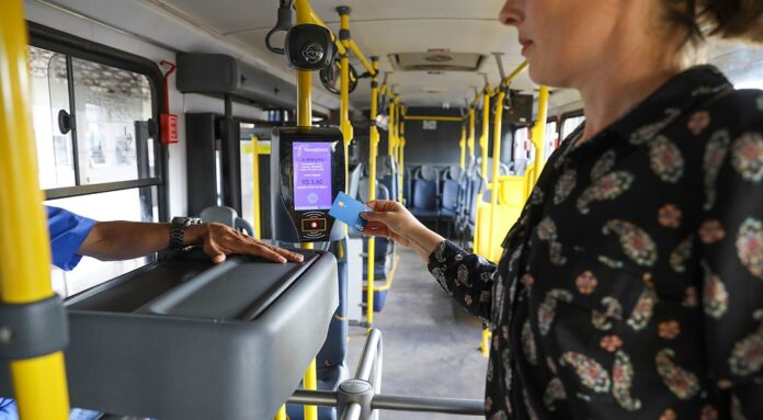 Em fase de testes, mais de 130 ônibus já circulam com pagamento digital