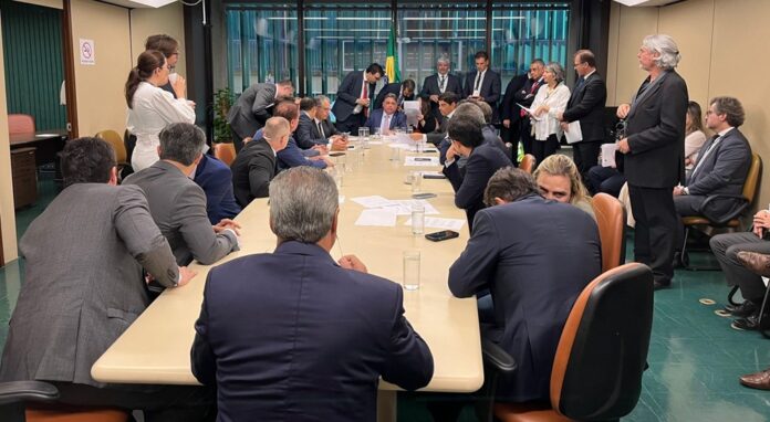 Durante o processo de negociação liderado por Celina, a comandante-geral da Polícia Militar do DF, Ana Paula Habka, e representantes da Polícia Civil estiveram presentes, demonstrando a importância e o impacto esperado da medida.