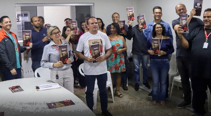 Durante a assembleia, os diretores do SindSaúde apresentaram tabelas detalhadas que ilustram as perdas salariais e esclareceram todas as dúvidas dos presentes.