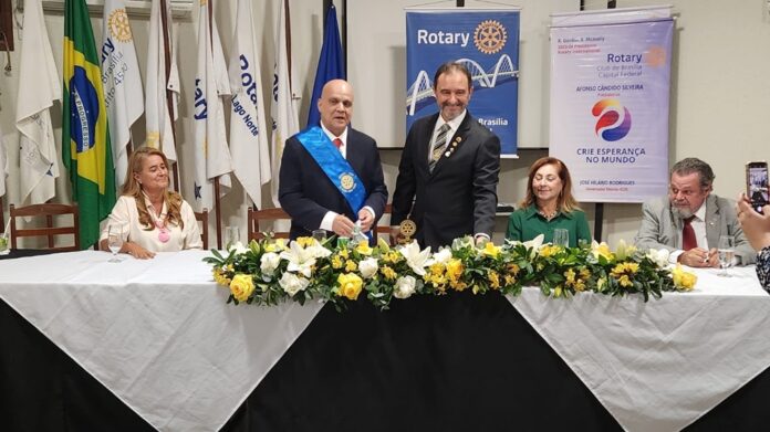 Einstein Lincoln Taquari assume a presidência do Rotary Club de Brasília, Capital Federal, prometendo uma gestão inovadora e comprometida. A cerimônia de posse celebrou também líderes rotarianos destacados, reforçando o compromisso humanitário do clube na comunidade.