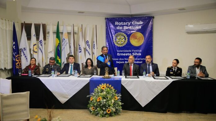 O Rotary Club de Brasília reconduziu o jornalista Toni Duarte à presidência e outorgou Medalhas do Mérito Ernesto Silva a sete personalidades destacadas. A cerimônia também marcou o início do ano rotário 2024/2025, sob o lema 