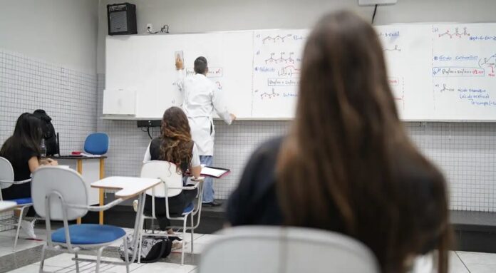 Relatório amplia formação básica do ensino médio para 2,2 mil horas