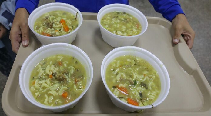 Restaurantes comunitários servem sopas e caldos para esquentar população em noites frias