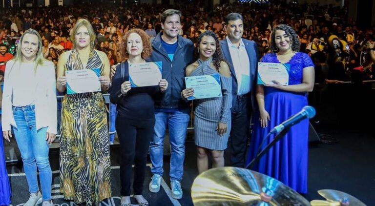 O distrital aplaudiu a formatura de mais de 10 mil alunos no programa QualificaDF, destacando a importância da qualificação profissional para o desenvolvimento do DF